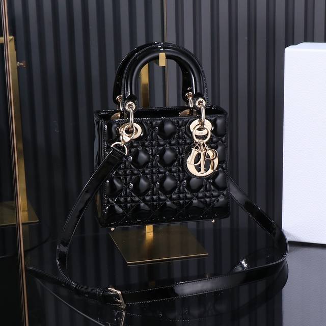 原厂皮 Lady Dior 四格黑色漆皮,经典款戴妃包手袋集中体现了 Dior 对典雅和美丽的深刻洞见。精心制作,以藤格纹缉面线打造醒目的绗缝细节,高雅经典的设 原厂皮 Lady Dior 四格黑色漆皮,经典款戴妃包手袋集中体现了 Dior 对典雅和美丽的深刻洞见。精心制作,以藤格纹缉面线打造醒目的绗缝细节,高雅经典的设
