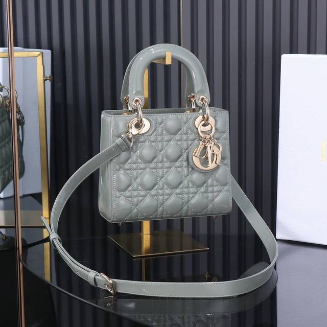 原厂皮 Lady Dior 四格岩石灰漆皮,经典款戴妃包手袋集中体现了 Dior 对典雅和美丽的深刻洞见。精心制作,以藤格纹缉面线打造醒目的绗缝细节,高雅经典的 原厂皮 Lady Dior 四格岩石灰漆皮,经典款戴妃包手袋集中体现了 Dior 对典雅和美丽的深刻洞见。精心制作,以藤格纹缉面线打造醒目的绗缝细节,高雅经典的