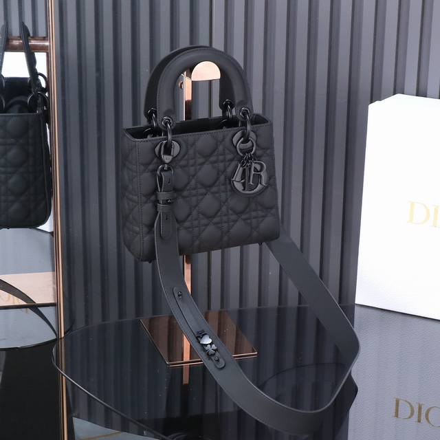 原厂皮 Lady Dior 四格磨砂黑,经典款戴妃包手袋集中体现了 Dior 对典雅和美丽的深刻洞见。精心制作,以藤格纹缉面线打造醒目的绗缝细节,高雅经典的设计 原厂皮 Lady Dior 四格磨砂黑,经典款戴妃包手袋集中体现了 Dior 对典雅和美丽的深刻洞见。精心制作,以藤格纹缉面线打造醒目的绗缝细节,高雅经典的设计