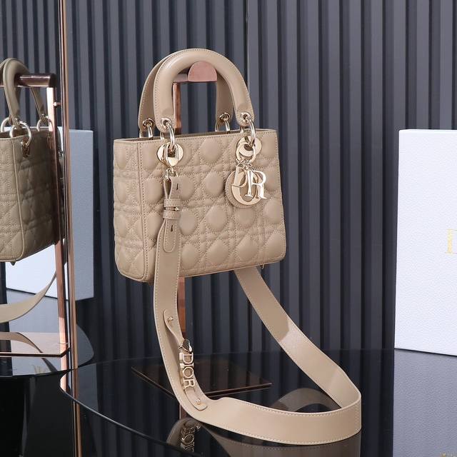 原厂皮 Lady Dior 四格杏色,经典款戴妃包手袋集中体现了 Dior 对典雅和美丽的深刻洞见。精心制作,以藤格纹缉面线打造醒目的绗缝细节,高雅经典的设计经 原厂皮 Lady Dior 四格杏色,经典款戴妃包手袋集中体现了 Dior 对典雅和美丽的深刻洞见。精心制作,以藤格纹缉面线打造醒目的绗缝细节,高雅经典的设计经