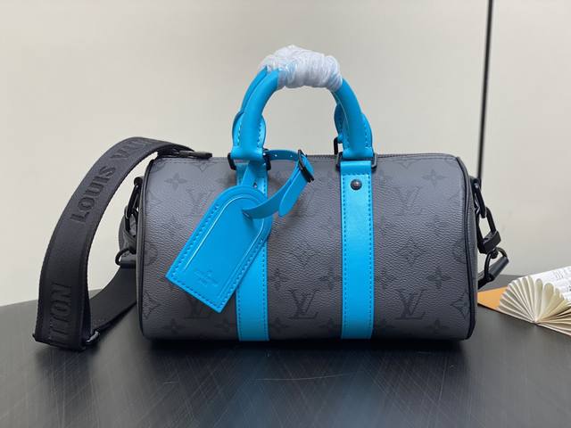 顶级原单 M11645蓝色银花 男士枕头包系列 本款 Keepall 25 手袋取材 Monogram Eclipse Reverse 帆布,展现路易威登经典图 顶级原单 M11645蓝色银花 男士枕头包系列 本款 Keepall 25 手袋取材 Monogram Eclipse Reverse 帆布,展现路易威登经典图