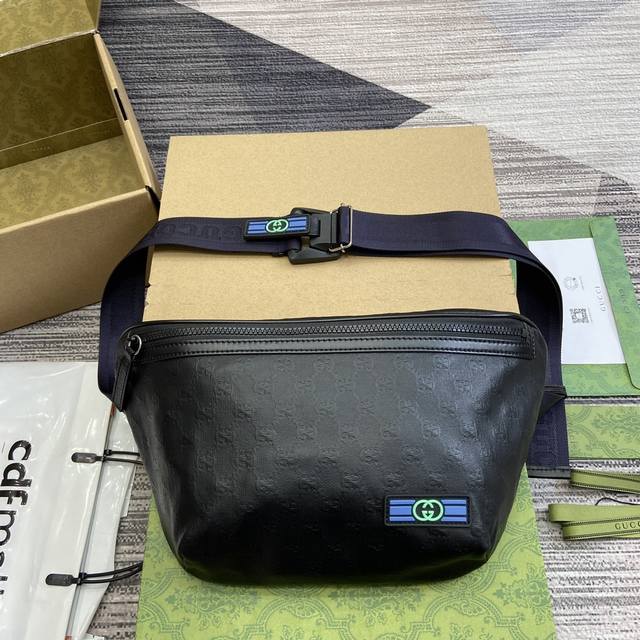 配全套包装 新品 Gg水晶腰包 这款哑光gg水晶帆布面料兼具运动感与柔韧性，轻松打造理想日常单品。在古驰2024春夏男士系列中，推出缀饰gg图案的单色哑光帆布款 - 点击图像关闭