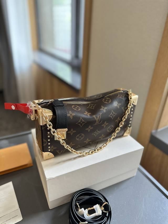 钢五金 “折叠礼盒官网飞机盒” 2025早春走秀款横款 小箱子 Lv Side Trunk 谷爱凌 盒子包 箱子包 25新款！是软软的小箱子 很多精致的小细节在 - 点击图像关闭