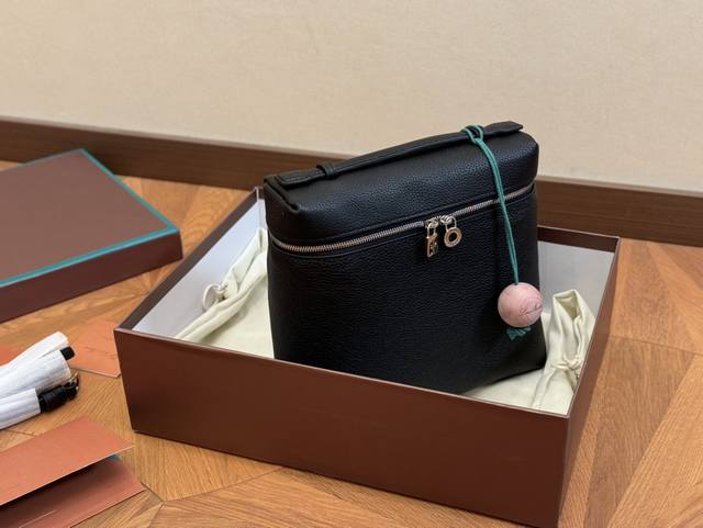 配盒 Size：23*21Cm Loropiana双肩包火出圈 Gigi也爱不释手~ 真的对毫无抵抗力