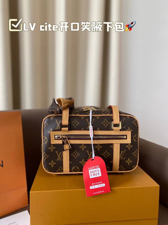 Lv开口笑腋下包 外观上简约百搭 时髦感拿捏到恰到好处 休闲风还是辣妹装都可驾驭～ D-331 尺寸25.15折叠盒