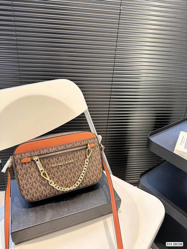 配盒子 Mk 新款相机包 专柜最新同歩 最新款 新鲜出炉啦简直是美到人心啦 原版五金logo 首选进口皮料 质感超赞所谓人人必备一款 这个款式必须自留 真的是让