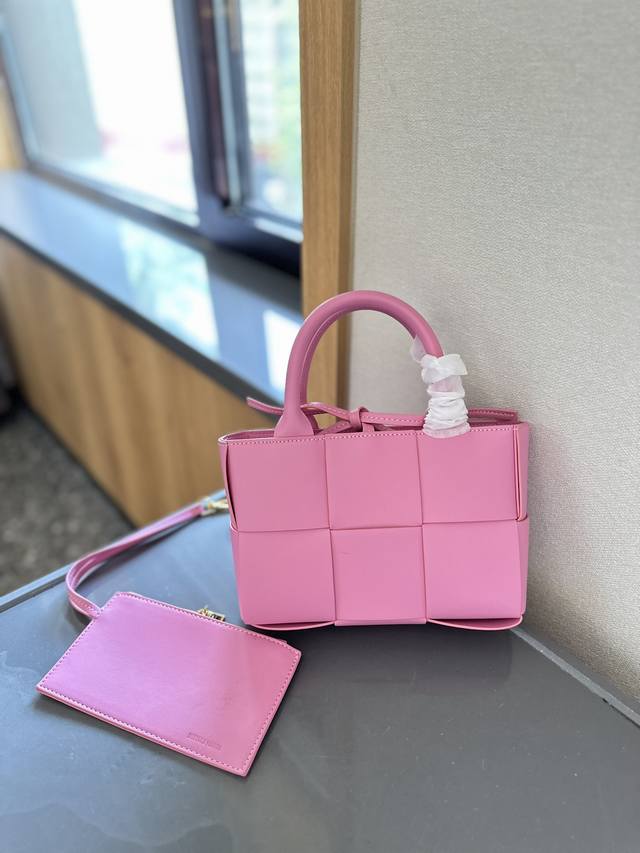 礼盒包装 Bv编织购物袋新款托特手袋 Bottega Veneta 春夏新款购物袋。实物非常美,很飒,自重非常非常轻通勤完全无压力,也不会很大,总之- -切刚刚 礼盒包装 Bv编织购物袋新款托特手袋 Bottega Veneta 春夏新款购物袋。实物非常美,很飒,自重非常非常轻通勤完全无压力,也不会很大,总之- -切刚刚