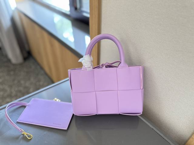 礼盒包装 Bv编织购物袋新款托特手袋 Bottega Veneta 春夏新款购物袋。实物非常美,很飒,自重非常非常轻通勤完全无压力,也不会很大,总之- -切刚刚 礼盒包装 Bv编织购物袋新款托特手袋 Bottega Veneta 春夏新款购物袋。实物非常美,很飒,自重非常非常轻通勤完全无压力,也不会很大,总之- -切刚刚