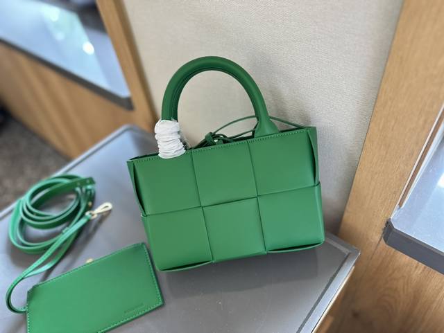 礼盒包装 Bv编织购物袋新款托特手袋 Bottega Veneta 春夏新款购物袋。实物非常美,很飒,自重非常非常轻通勤完全无压力,也不会很大,总之- -切刚刚 礼盒包装 Bv编织购物袋新款托特手袋 Bottega Veneta 春夏新款购物袋。实物非常美,很飒,自重非常非常轻通勤完全无压力,也不会很大,总之- -切刚刚