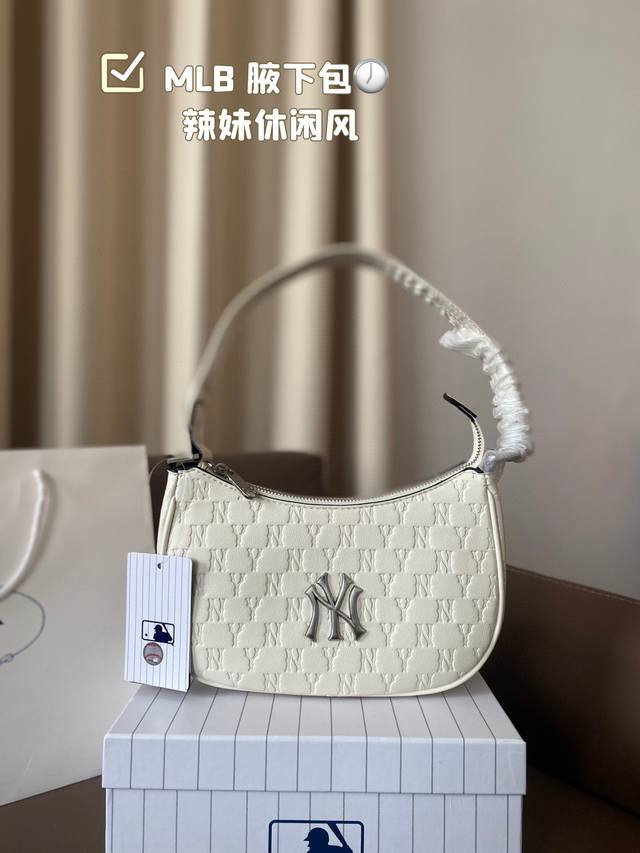 Mlb 腋下包 辣妹休闲风 给人一种天生时髦的感觉 简约又特别 腋下包真的永远经典 尺寸:24 14 Mlb 腋下包 辣妹休闲风 给人一种天生时髦的感觉 简约又特别 腋下包真的永远经典 尺寸:24 14