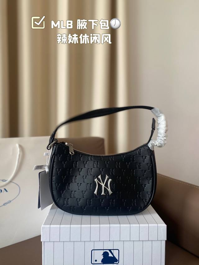 Mlb 腋下包 辣妹休闲风 给人一种天生时髦的感觉 简约又特别 腋下包真的永远经典 尺寸:24 14 Mlb 腋下包 辣妹休闲风 给人一种天生时髦的感觉 简约又特别 腋下包真的永远经典 尺寸:24 14