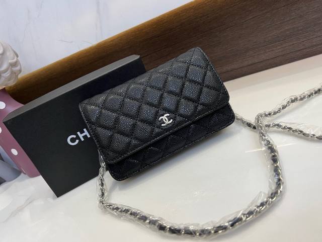 33814香奈儿woc经典发财包里外羊皮 可斜挎单肩，链条可收入包内作为手包使用上身后超显大气..，别看小小的，这个很能装哦，包内有卡位，拉链位，零钱位，小巧实