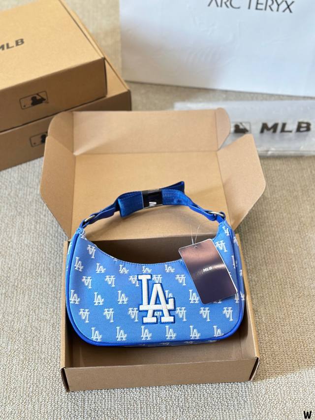 原版布 Mlb官方 男女腋下包情侣款明星同款新款 网红百搭 腋下包 尺寸22 13Cm 飞机盒包装 原版布 Mlb官方 男女腋下包情侣款明星同款新款 网红百搭 腋下包 尺寸22 13Cm 飞机盒包装