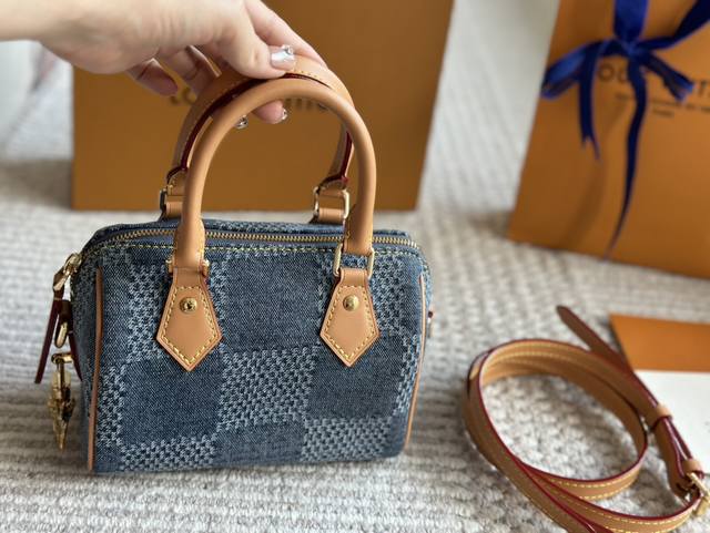 配盒 Size：18*12Cm L家 浅牛仔 Speedy18 非常可爱的speedy 浅浅的中古牛仔！ 独属于我的牛仔speedy