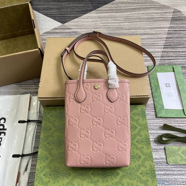 新品 配肩带gg超迷你手袋 品牌颇具代表性的图案化身为富于变化而不失经典本色的符号元素，为全新系列增色添彩。 型号：790133。 尺寸：15 宽 X 20 高