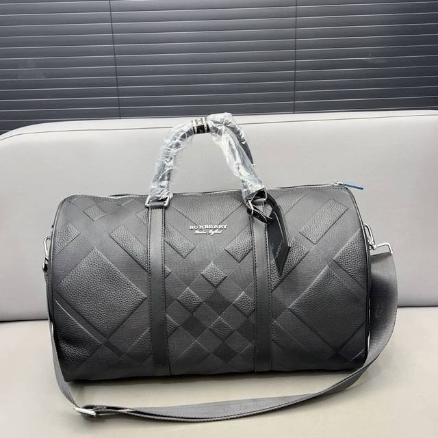 Burberry 巴宝莉 男士包 压花旅行袋 机场包 手提袋 采用精湛镶嵌细工，经典百搭 实物拍摄 原厂原版面料 高端品质 配送防尘袋 46 X 27 Cm。