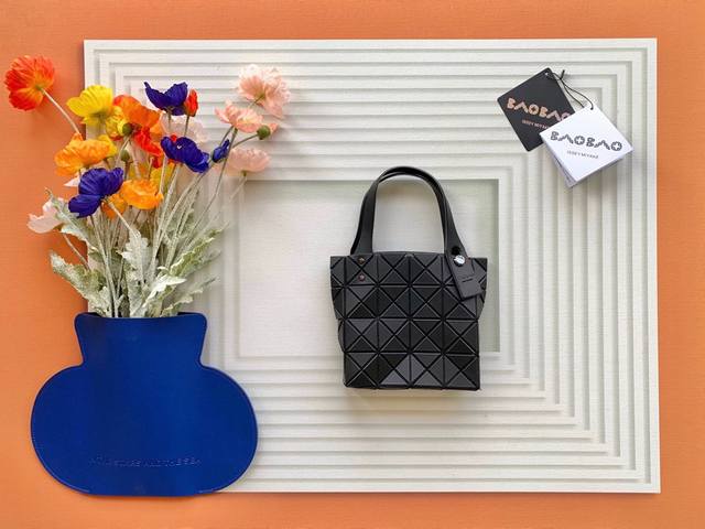 Issey Miyake Bao Bao Lucent Boxy系列 小方盒22版经典扣小方盒重塑经典设计,相对迷你小6格,这次做了托底,相对来说容量大了!加上 Issey Miyake Bao Bao Lucent Boxy系列 小方盒22版经典扣小方盒重塑经典设计,相对迷你小6格,这次做了托底,相对来说容量大了!加上