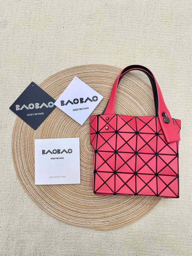 Issey Miyake Bao Bao Lucent Boxy系列 小方盒22版经典扣小方盒重塑经典设计,相对迷你小6格,这次做了托底,相对来说容量大了!加上 Issey Miyake Bao Bao Lucent Boxy系列 小方盒22版经典扣小方盒重塑经典设计,相对迷你小6格,这次做了托底,相对来说容量大了!加上