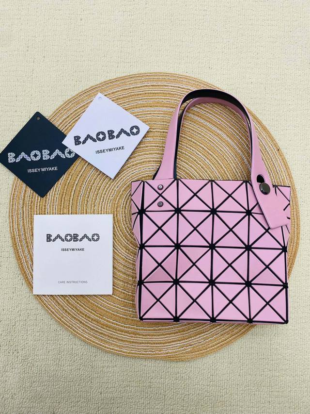 Issey Miyake Bao Bao Lucent Boxy系列 小方盒22版经典扣小方盒重塑经典设计,相对迷你小6格,这次做了托底,相对来说容量大了!加上 Issey Miyake Bao Bao Lucent Boxy系列 小方盒22版经典扣小方盒重塑经典设计,相对迷你小6格,这次做了托底,相对来说容量大了!加上