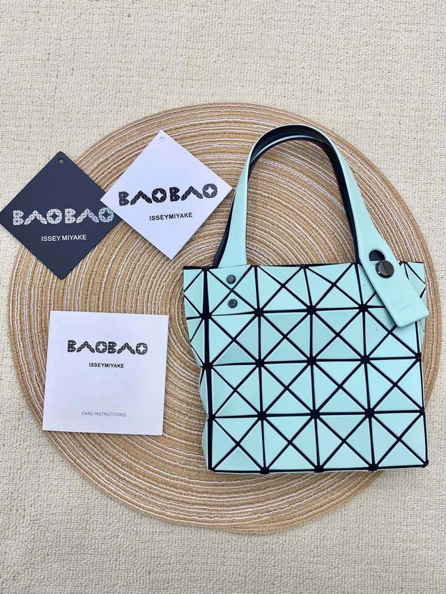 Issey Miyake Bao Bao Lucent Boxy系列 小方盒22版经典扣小方盒重塑经典设计,相对迷你小6格,这次做了托底,相对来说容量大了!加上 Issey Miyake Bao Bao Lucent Boxy系列 小方盒22版经典扣小方盒重塑经典设计,相对迷你小6格,这次做了托底,相对来说容量大了!加上