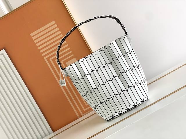 Issey Miyake Bao Bao 三宅一生二月新品限定，王炸菜蓝子来咯！超级特别的新品，上身超级好看！大号可腋下单肩背，小号更适合手拎或diy成斜跨，时