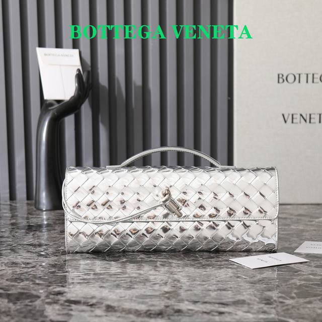 Bottegaveneta 这款手提晚宴包真的是又清冷又美丽 每个颜色都有不一样的味道 Andiamo是bottega最近话题度最高的一款了 看腻了大花logo Bottegaveneta 这款手提晚宴包真的是又清冷又美丽 每个颜色都有不一样的味道 Andiamo是bottega最近话题度最高的一款了 看腻了大花logo