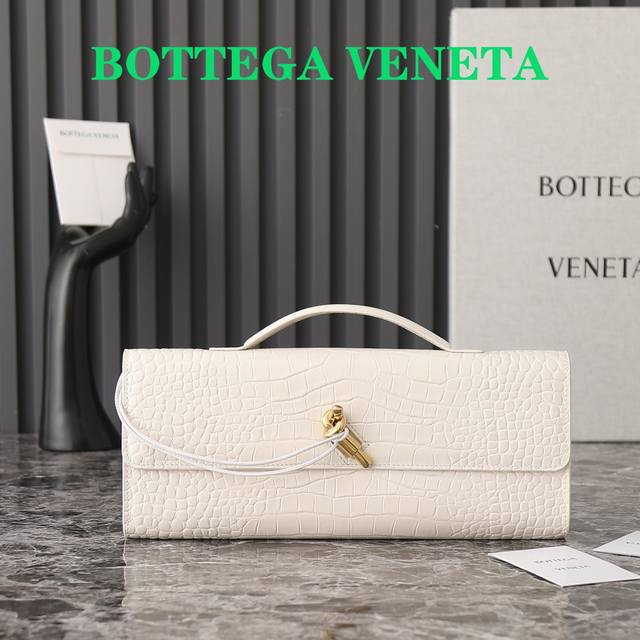 Bottegaveneta 这款手提 鳄鱼纹 晚宴包真的是又清冷又美丽 每个颜色都有不一样的味道 Andiamo是bottega最近话题度最高的一款了 看腻了大 Bottegaveneta 这款手提 鳄鱼纹 晚宴包真的是又清冷又美丽 每个颜色都有不一样的味道 Andiamo是bottega最近话题度最高的一款了 看腻了大