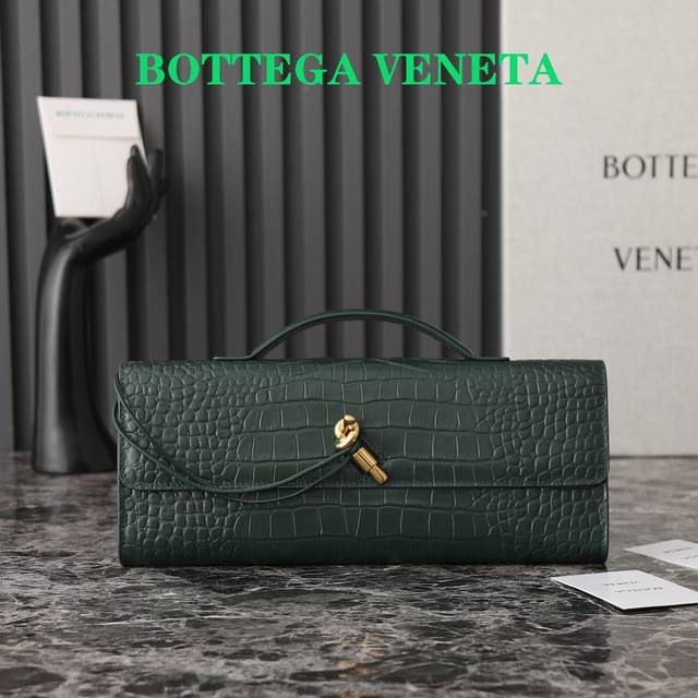 Bottegaveneta 这款手提 鳄鱼纹 晚宴包真的是又清冷又美丽 每个颜色都有不一样的味道 Andiamo是bottega最近话题度最高的一款了 看腻了大 Bottegaveneta 这款手提 鳄鱼纹 晚宴包真的是又清冷又美丽 每个颜色都有不一样的味道 Andiamo是bottega最近话题度最高的一款了 看腻了大