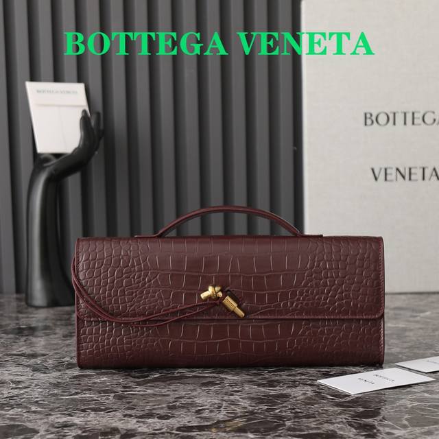 Bottegaveneta 这款手提 鳄鱼纹 晚宴包真的是又清冷又美丽 每个颜色都有不一样的味道 Andiamo是bottega最近话题度最高的一款了 看腻了大 Bottegaveneta 这款手提 鳄鱼纹 晚宴包真的是又清冷又美丽 每个颜色都有不一样的味道 Andiamo是bottega最近话题度最高的一款了 看腻了大