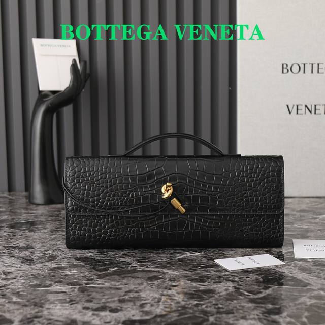 Bottegaveneta 这款手提 鳄鱼纹 晚宴包真的是又清冷又美丽 每个颜色都有不一样的味道 Andiamo是bottega最近话题度最高的一款了 看腻了大 Bottegaveneta 这款手提 鳄鱼纹 晚宴包真的是又清冷又美丽 每个颜色都有不一样的味道 Andiamo是bottega最近话题度最高的一款了 看腻了大