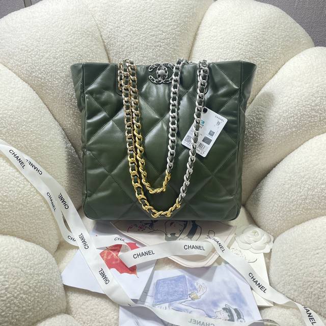 新款现货 颜色：黑色 3519 经典之作，华丽与气质的前沿，是你意想不到的尊贵。皮种:原单进口羊皮，里配原版布。五金:原版五金配制尺寸:30Cmx37Cmx10