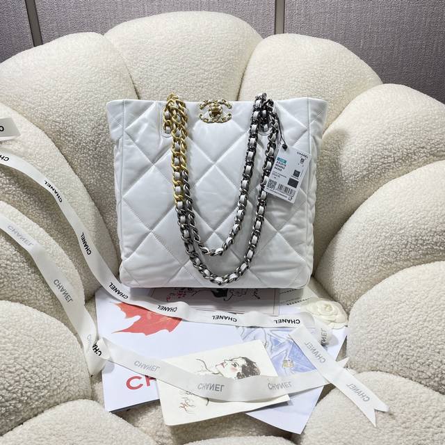 新款现货 颜色：黑色 3519 经典之作，华丽与气质的前沿，是你意想不到的尊贵。皮种:原单进口羊皮，里配原版布。五金:原版五金配制尺寸:30Cmx37Cmx10