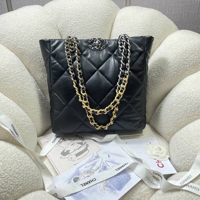 新款现货 颜色：黑色 3519 经典之作，华丽与气质的前沿，是你意想不到的尊贵。皮种:原单进口羊皮，里配原版布。五金:原版五金配制尺寸:30Cmx37Cmx10