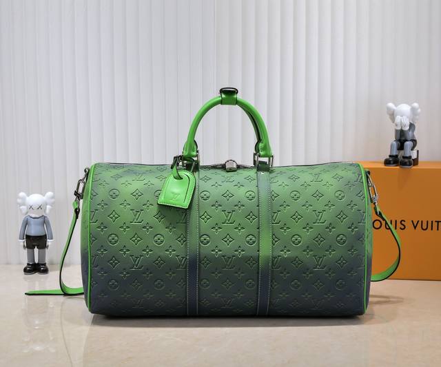 路易威登于 1930 年代推出 Keepall 软质旅行袋系列，此次经由 Virgil Abloh 之手化身繁复主义设计，迸发鲜明色彩和昂扬活力。Taurill