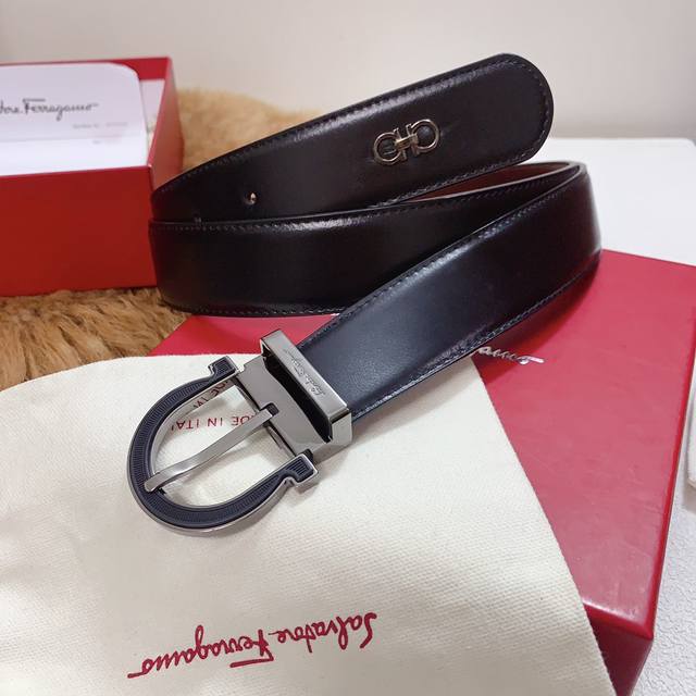 菲拉格慕官网同步新款更新,进口皮系列,缀以双色饰面 Gancini扣饰增添点睛韵致,内侧饰以精美丝缎装饰细节。长度可调节。可裁剪皮带或增加孔眼,打造紧身或宽松版 菲拉格慕官网同步新款更新,进口皮系列,缀以双色饰面 Gancini扣饰增添点睛韵致,内侧饰以精美丝缎装饰细节。长度可调节。可裁剪皮带或增加孔眼,打造紧身或宽松版