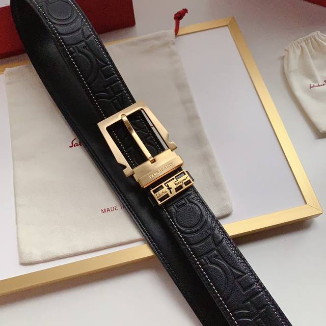 配正版包装,菲拉格慕原版针扣精品新款logo打磨制作,看图看细节,非常厚实饱满,正版同步, 皮纹清晰质感舒适 版型时尚高档 宽度3.4 Cm 高清实拍大图 ,保 配正版包装,菲拉格慕原版针扣精品新款logo打磨制作,看图看细节,非常厚实饱满,正版同步, 皮纹清晰质感舒适 版型时尚高档 宽度3.4 Cm 高清实拍大图 ,保