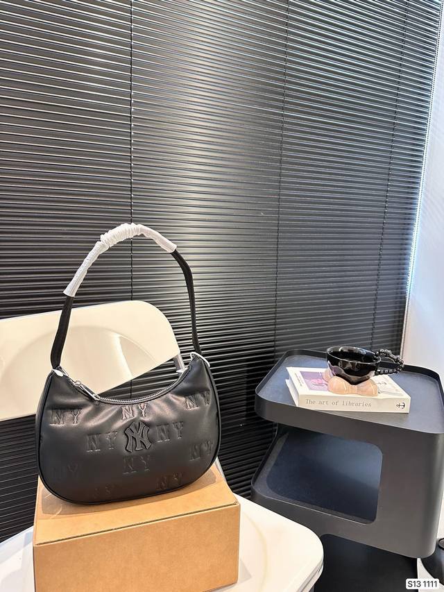 配飞机盒子 Mlb腋下包 这是一只很完美的包~ 性价比高、非常百搭,而且实用性很强。 Hobo 型的包身,自带一种高级的现代感。平时背它也蛮轻松 休闲的,正式场 配飞机盒子 Mlb腋下包 这是一只很完美的包~ 性价比高、非常百搭,而且实用性很强。 Hobo 型的包身,自带一种高级的现代感。平时背它也蛮轻松 休闲的,正式场