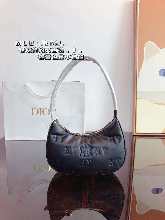 Mlb 新款腋下包. 真的超级好搭配 无论是开春的卫衣 毛衣 衬衫 还是夏天的辣妹风短衣 T恤 它都会给你的穿搭加点缀 相得益彰! 尺寸:23*6*13Cm Mlb 新款腋下包. 真的超级好搭配 无论是开春的卫衣 毛衣 衬衫 还是夏天的辣妹风短衣 T恤 它都会给你的穿搭加点缀 相得益彰! 尺寸:23*6*13Cm