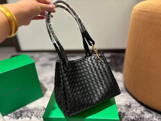 葆蝶家又出让我心动的包包拉,太好看了 Bottegaveneta全新包袋paiachute降落伞包袋,可以单肩斜挎,日常生活都可,容量很大 尺寸:20 16 葆蝶家又出让我心动的包包拉,太好看了 Bottegaveneta全新包袋paiachute降落伞包袋,可以单肩斜挎,日常生活都可,容量很大 尺寸:20 16