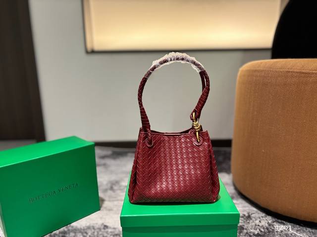 葆蝶家又出让我心动的包包拉,太好看了 Bottegaveneta全新包袋paiachute降落伞包袋,可以单肩斜挎,日常生活都可,容量很大 尺寸:20 16 葆蝶家又出让我心动的包包拉,太好看了 Bottegaveneta全新包袋paiachute降落伞包袋,可以单肩斜挎,日常生活都可,容量很大 尺寸:20 16