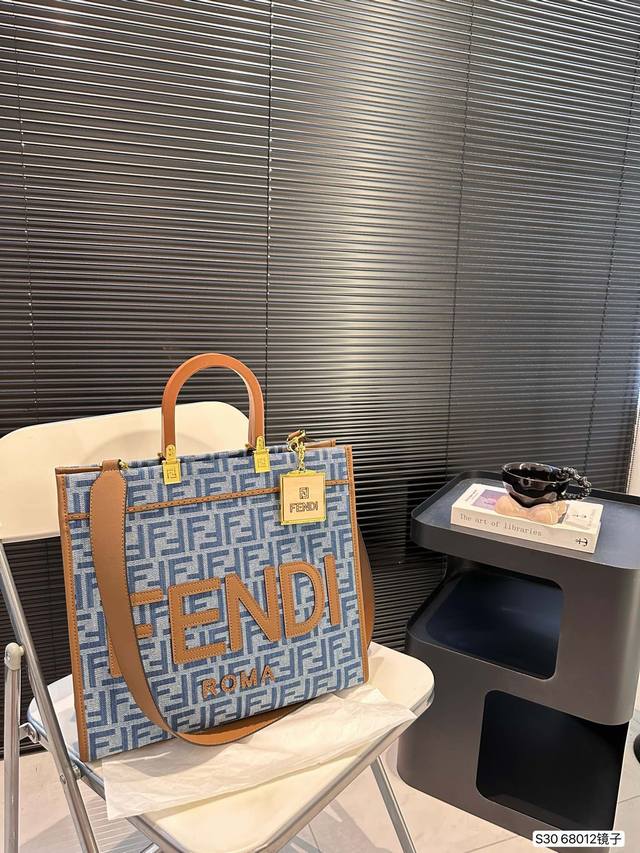 芬迪托特包，今年太流行了！这个包也巨美呀！包包容量很大 满足日常，都可以同时容纳的 ，万能百搭 不同风格都可以hold住 风衣搭配巨好看！ 尺寸 35 31货号