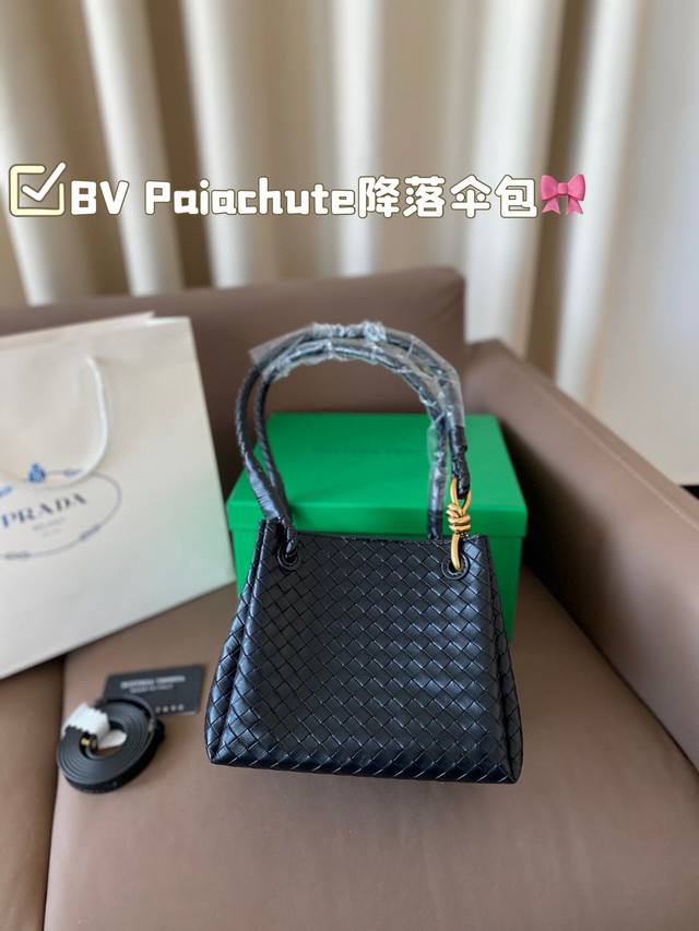 Bv葆蝶家又出让我心动的包包拉 太好看了 Paiachute降落伞包袋 可以单肩斜挎,日常生活都可,容量很大 尺寸:20 17 Bv葆蝶家又出让我心动的包包拉 太好看了 Paiachute降落伞包袋 可以单肩斜挎,日常生活都可,容量很大 尺寸:20 17