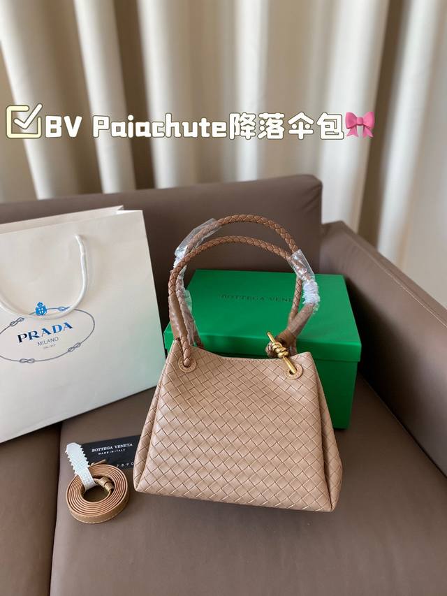 Bv葆蝶家又出让我心动的包包拉 太好看了 Paiachute降落伞包袋 可以单肩斜挎,日常生活都可,容量很大 尺寸:20 17 Bv葆蝶家又出让我心动的包包拉 太好看了 Paiachute降落伞包袋 可以单肩斜挎,日常生活都可,容量很大 尺寸:20 17