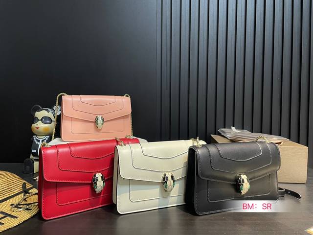 配折叠礼盒 宝格丽 经典 牛皮品质 进口蛇头五金扣 好质感巨百搭 蛇骨链条 尺寸:22*14 配折叠礼盒 宝格丽 经典 牛皮品质 进口蛇头五金扣 好质感巨百搭 蛇骨链条 尺寸:22*14