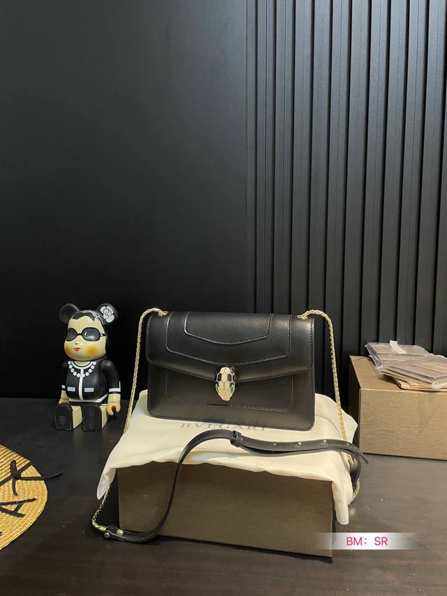 配折叠礼盒 宝格丽 经典 牛皮品质 进口蛇头五金扣 好质感巨百搭 蛇骨链条 尺寸:22*14 配折叠礼盒 宝格丽 经典 牛皮品质 进口蛇头五金扣 好质感巨百搭 蛇骨链条 尺寸:22*14