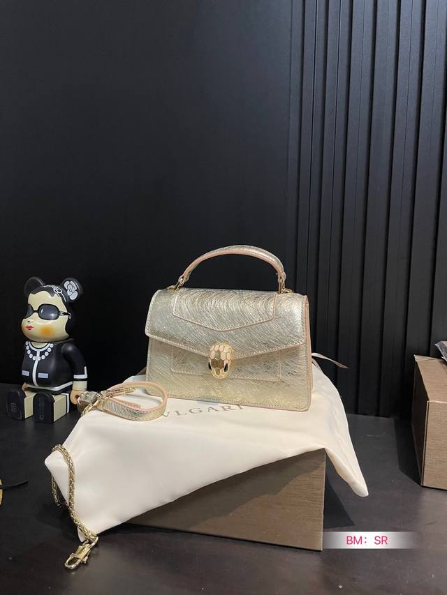 配折叠礼盒 宝格丽 经典 牛皮品质 进口蛇头五金扣 好质感巨百搭 蛇骨链条 尺寸:19*12 配折叠礼盒 宝格丽 经典 牛皮品质 进口蛇头五金扣 好质感巨百搭 蛇骨链条 尺寸:19*12