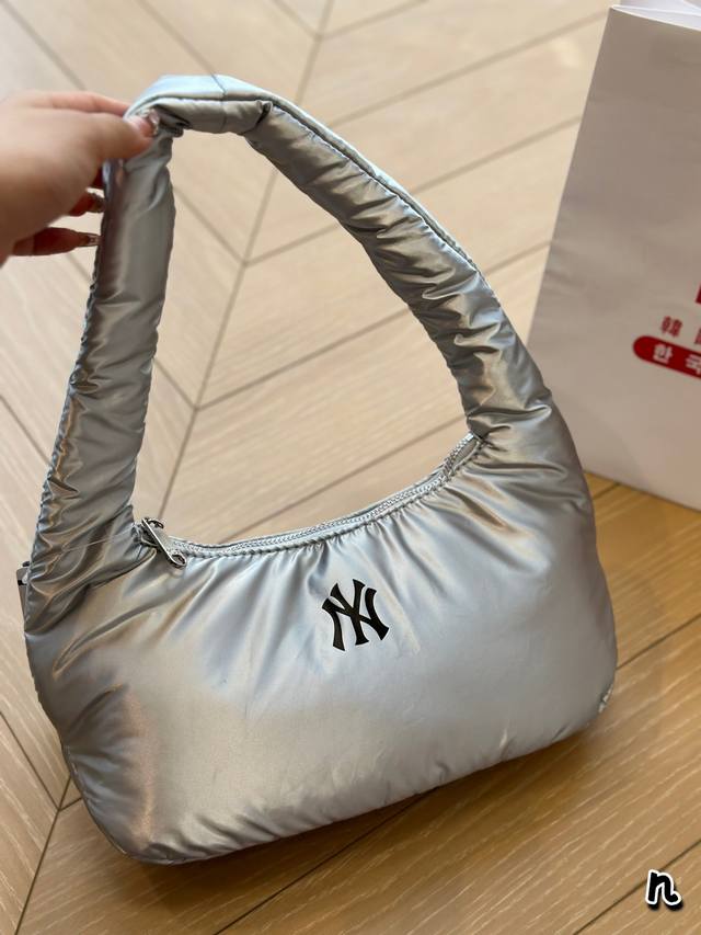 Mlb 新款镭射云朵包28Cm Mlb 新款镭射云朵包28Cm