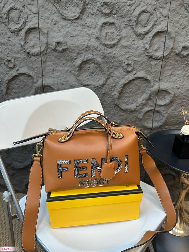 配礼盒 尺寸27.15 芬迪蛇纹字母波士顿包 这款fendi的波士顿包型 真的是撞包率极低 材质光滑有质感 不要太高级 超级喜欢拎一个手柄 包包稍微倾斜 时尚感 - 点击图像关闭