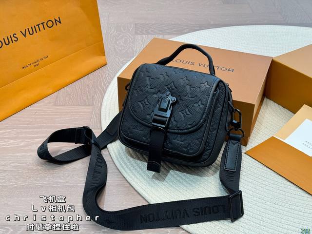 飞机盒 Lv Christopher相机包 时髦拿捏住啦 不显老气好好搭啊 而旦貌美气质加成好高的呀~ 爱死了这份从容优雅 尺寸19 16