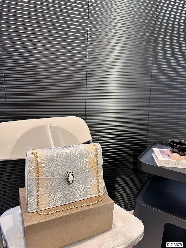 配盒子 宝格丽蛇头包也从未停下脚步,最近几年不断创新,推出了各种各样的新颜色、新款式。不得不说能在千变万化的包包世界中,占领着属于自己的一席之地,充满了贵气和精 配盒子 宝格丽蛇头包也从未停下脚步,最近几年不断创新,推出了各种各样的新颜色、新款式。不得不说能在千变万化的包包世界中,占领着属于自己的一席之地,充满了贵气和精